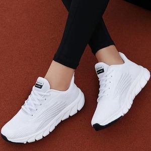 Women Minimalist Detail Lace-Up Front Breathable Running Sneakers